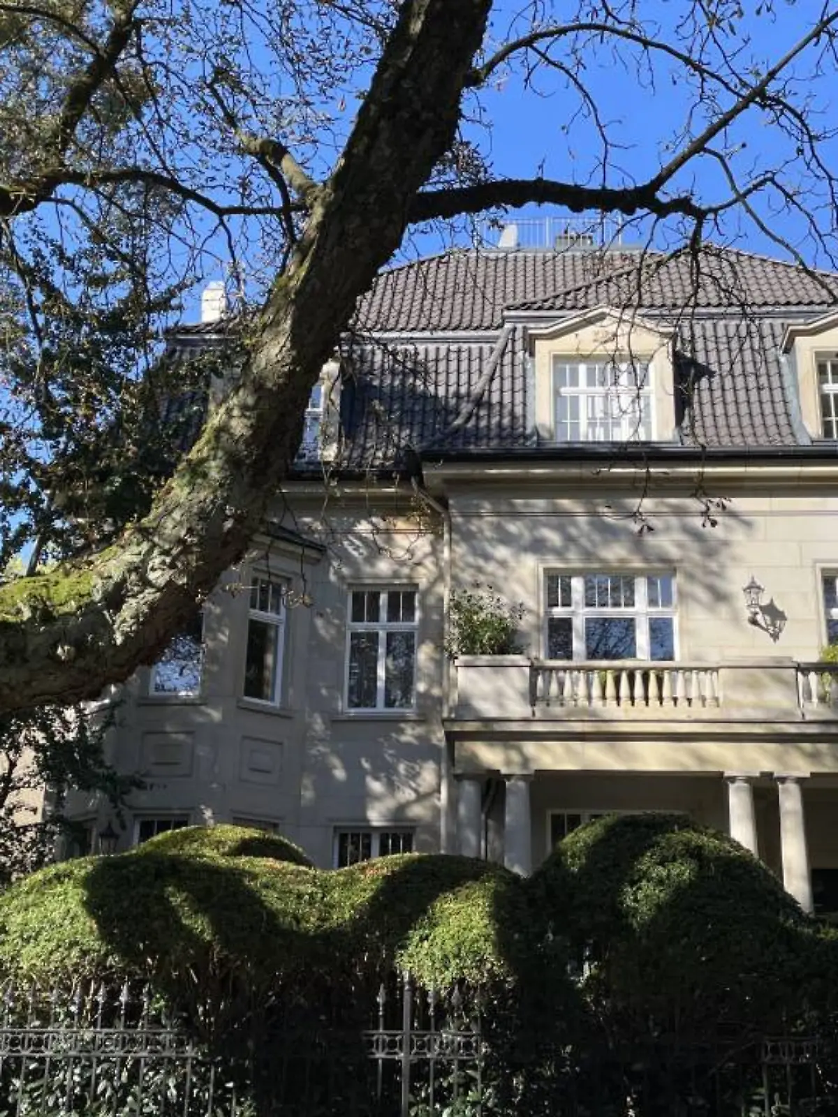 In der opulenten Villa ist Platz für Weinkeller, Fitnessraum und mehrere Schlafzimmer.