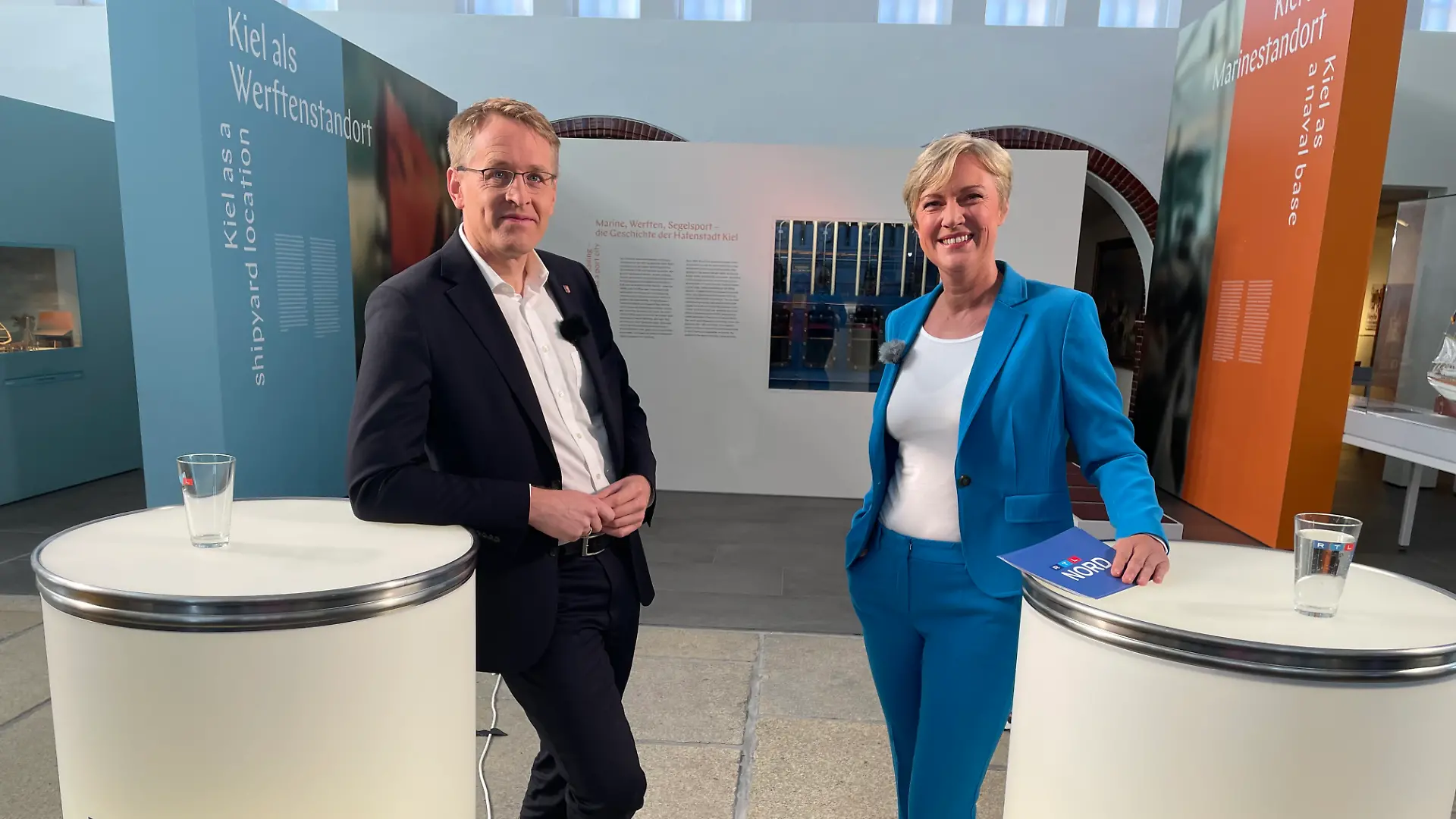 Schleswig-Holsteins Ministerpräsident Daniel Günther (CDU) im Gespräch mit Kirsten von Keitz, RTL Nord-Studioleitung am Standort Kiel.