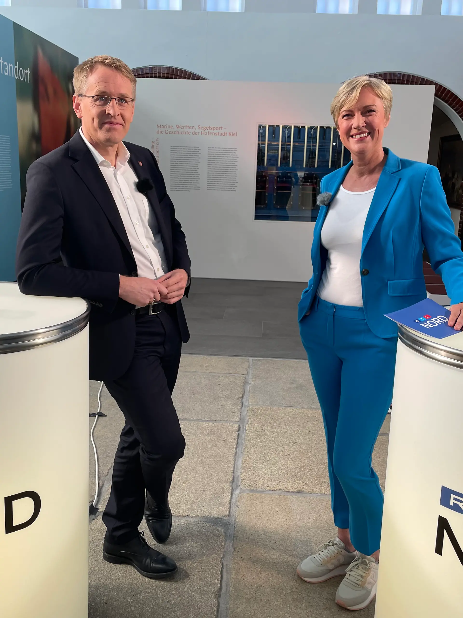 Schleswig-Holsteins Ministerpräsident Daniel Günther (CDU) im Gespräch mit Kirsten von Keitz, RTL Nord-Studioleitung am Standort Kiel.