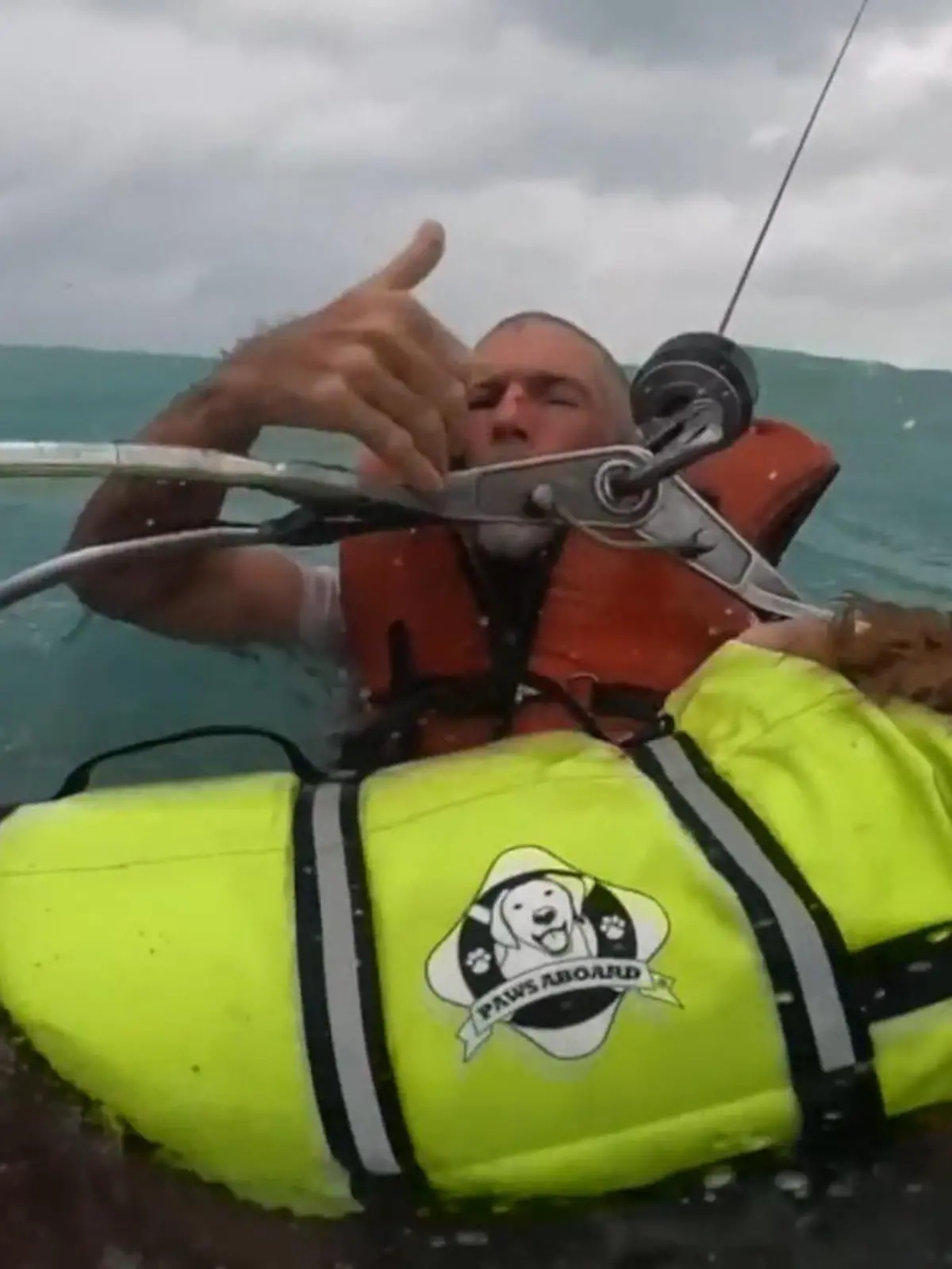 Horror auf hoher See! Mann und Hund geraten in Supersturm