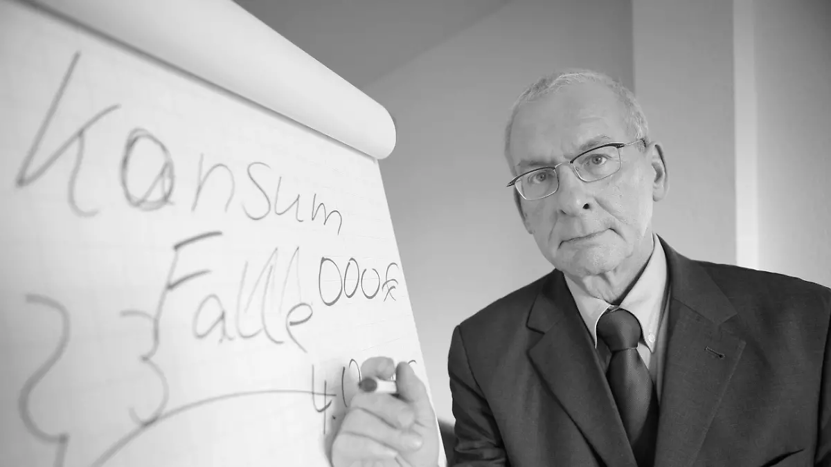 Peter Zwegats Markenzeichen bei „Raus aus den Schulden” war ein großes Flip-Chart