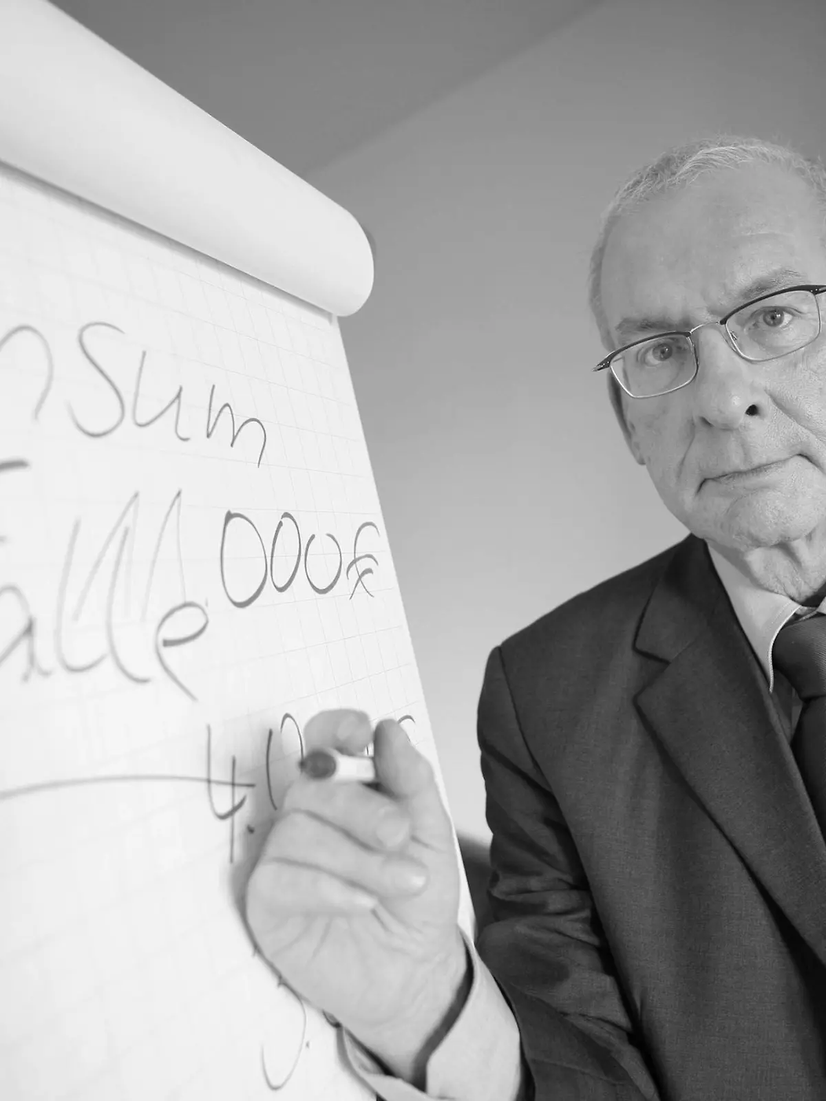 Peter Zwegats Markenzeichen bei „Raus aus den Schulden” war ein großes Flip-Chart