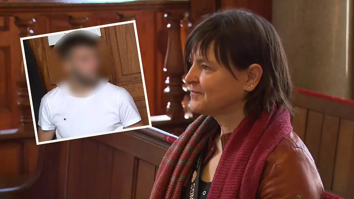 Erst als eine Nachbarin in das Geschäft stürmt, lässt der junge Täter von seinem Opfer ab.