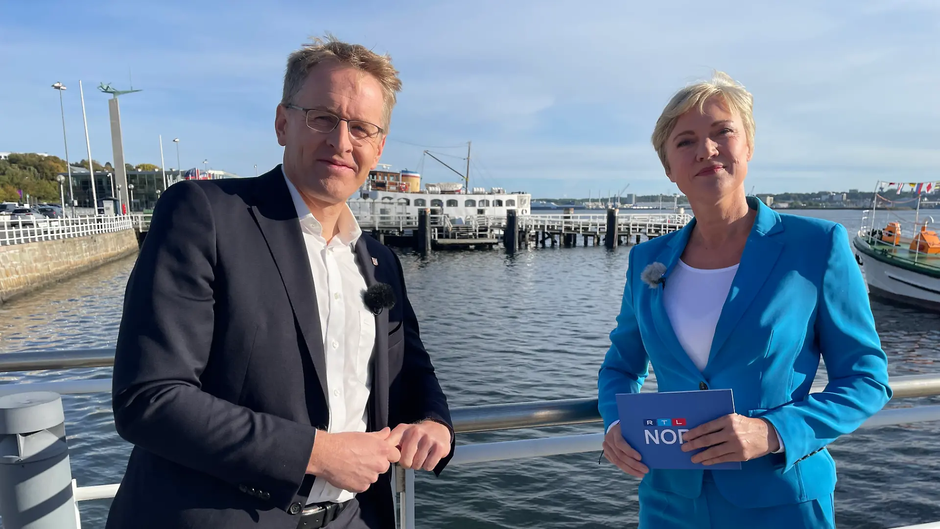Von hier wird ihn bis 2027 niemand abwerben: Daniel Günther (CDU) zusammen mit Kirsten von Keitz an der Kieler Förde.