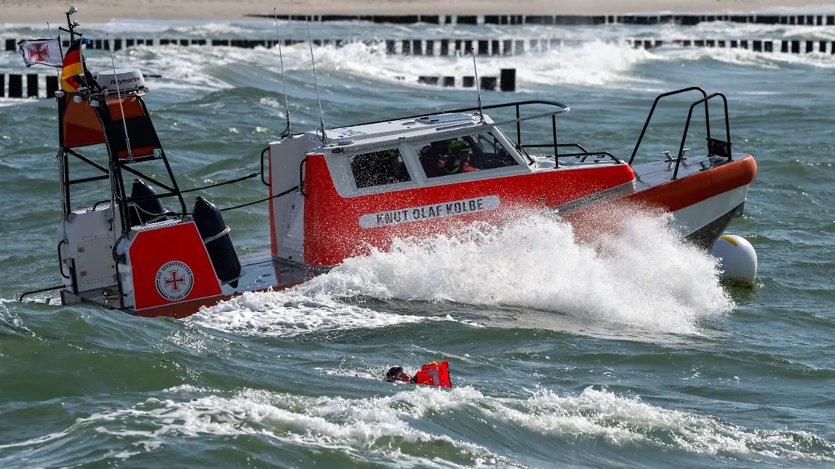 Das Seenotrettungsboot «Knut Olaf Kolbe» der Deutschen Gesellschaft zur Rettung Schiffbrüchiger (DGzRS) kreuzt bei einer Seenotrettungsübung vor der Seebrücke.
