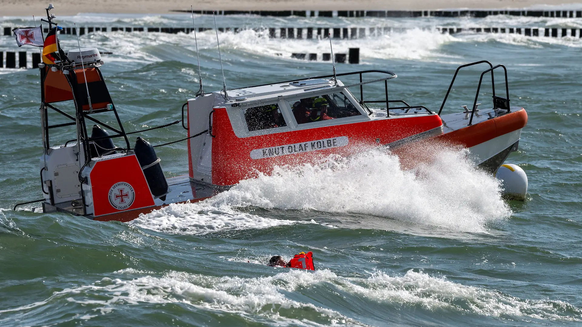 Das Seenotrettungsboot «Knut Olaf Kolbe» der Deutschen Gesellschaft zur Rettung Schiffbrüchiger (DGzRS) kreuzt bei einer Seenotrettungsübung vor der Seebrücke.