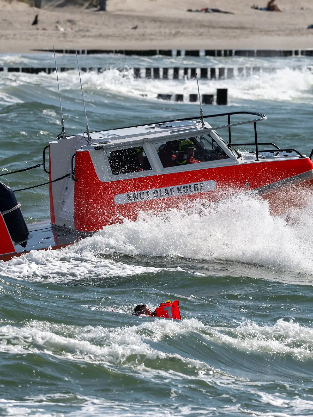 Das Seenotrettungsboot «Knut Olaf Kolbe» der Deutschen Gesellschaft zur Rettung Schiffbrüchiger (DGzRS) kreuzt bei einer Seenotrettungsübung vor der Seebrücke.