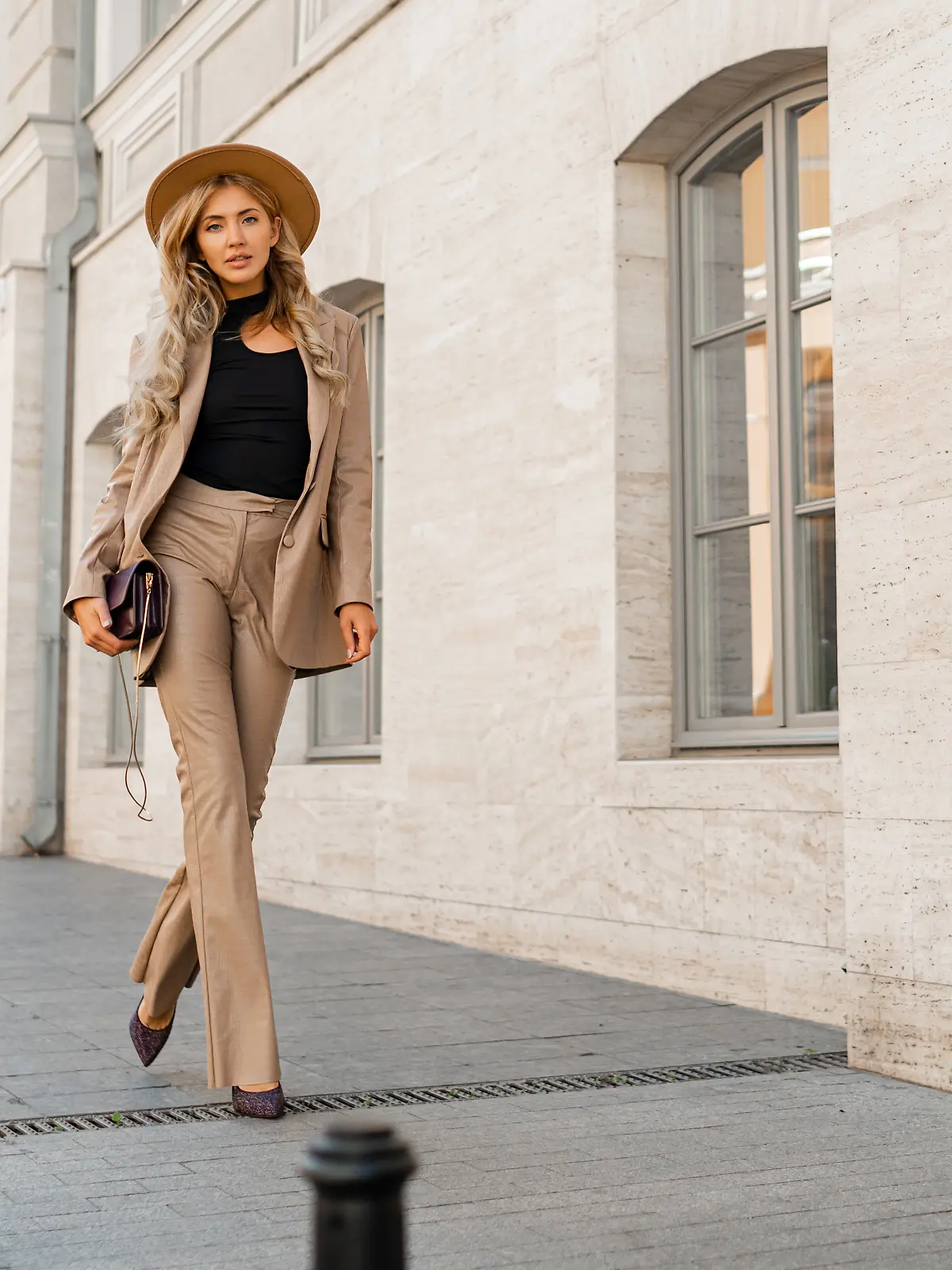 Blonde Frau in Kunstlederhose und Kunstlederjacke