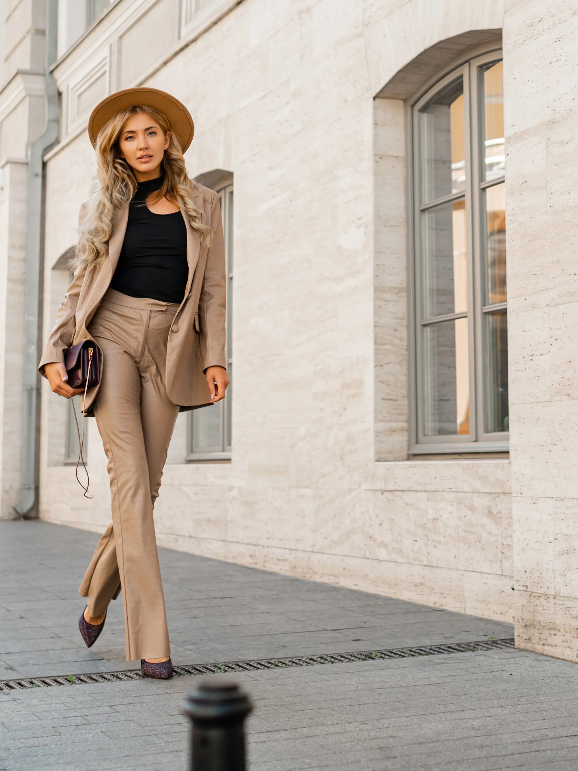 Blonde Frau in Kunstlederhose und Kunstlederjacke