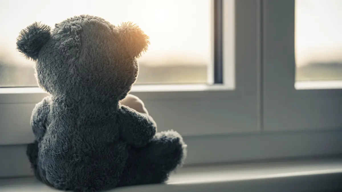In Bourg-en-Bresse wird ein Großvater zu 12 Jahren Zuchthaus verurteilt, nachdem er seine Enkelinnen, darunter die mutige Lily, jahrelang sexuell missbraucht und vergewaltigt hat.