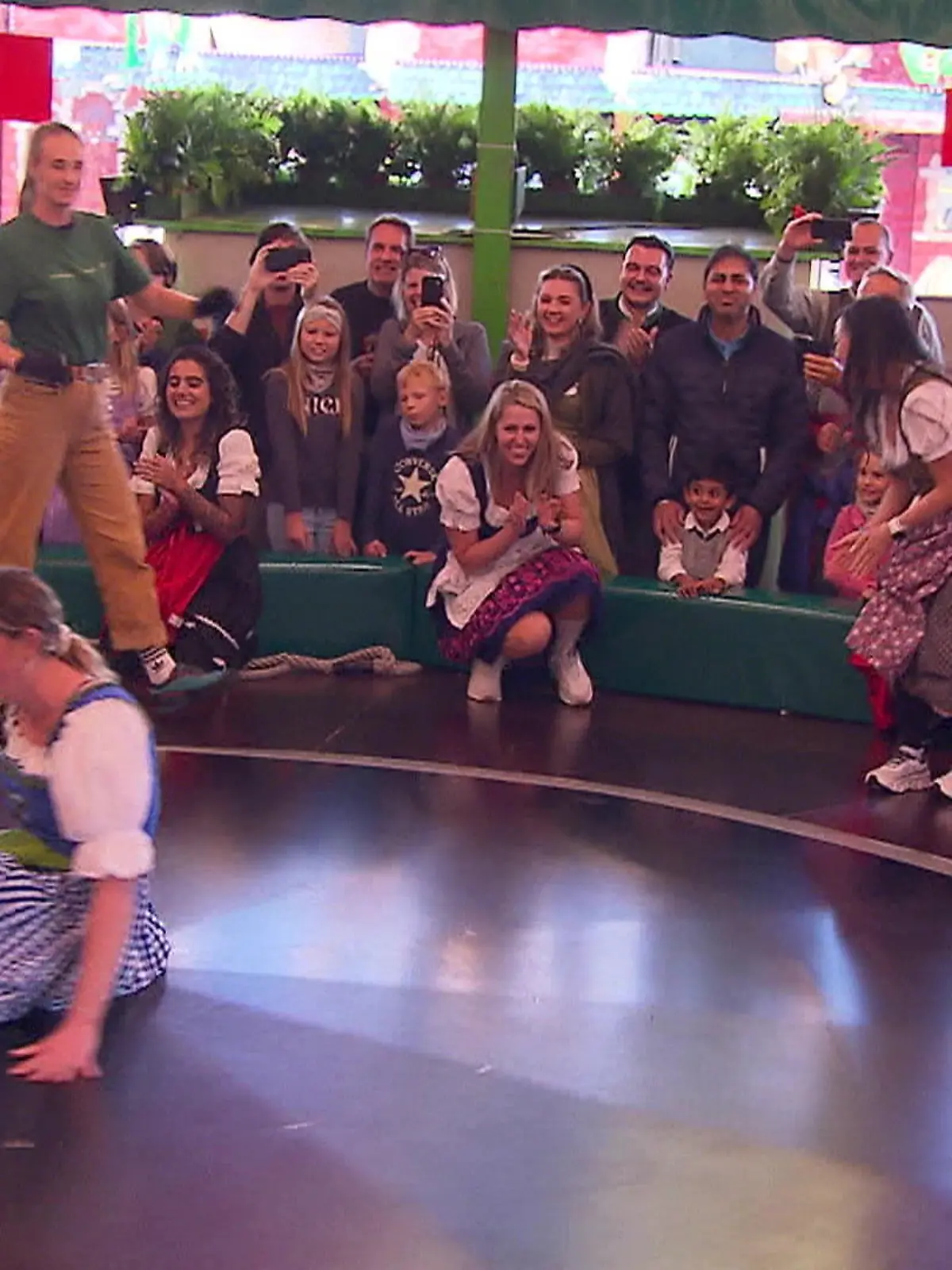 Bild zu: "Upskirting ärgert Wiesn-Besucherinnen"