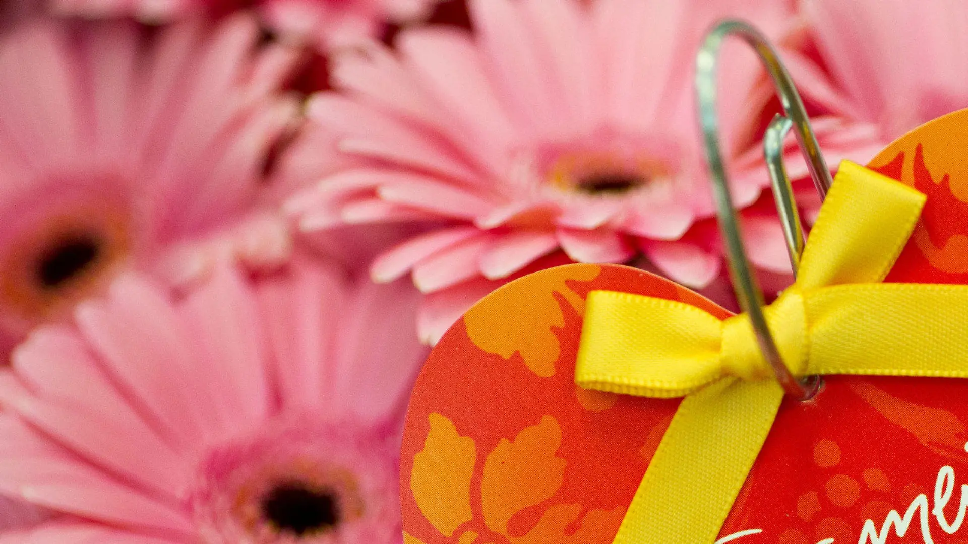 ARCHIV - In einem Floristikgeschäft in Frankfurt (Oder) steckt am 11.05.2012 eine Karte in Herzform mit der Aufschrift «Für meine liebe Mutter» in einem Blumenstrauß. (zu dpa "Die meisten Deutschen wollen sich zu Muttertag einfach bedanken" vom 13.05.2017) Foto: Patrick Pleul/dpa-Zentralbild/dpa +++(c) dpa - Bildfunk+++