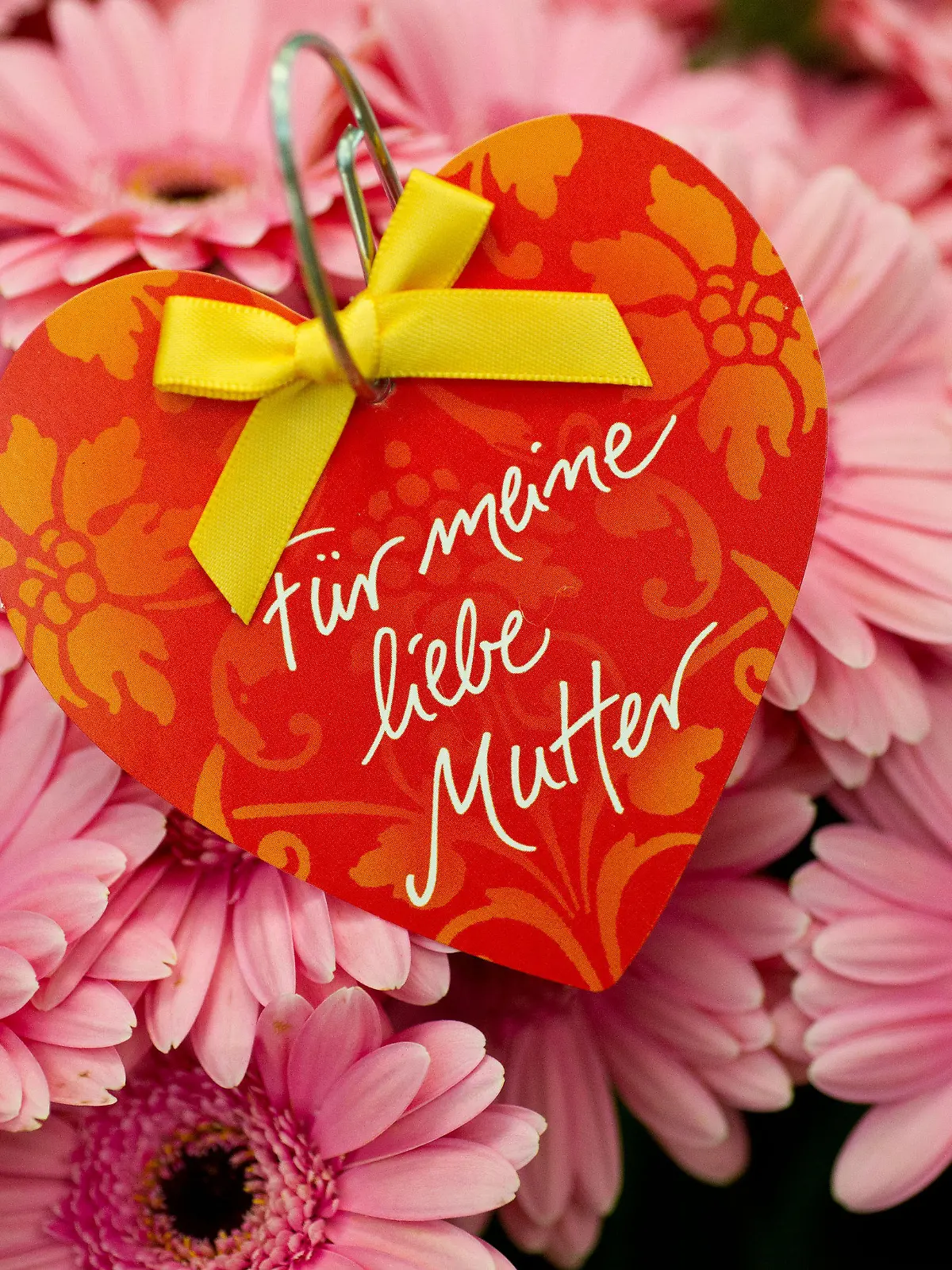 ARCHIV - In einem Floristikgeschäft in Frankfurt (Oder) steckt am 11.05.2012 eine Karte in Herzform mit der Aufschrift «Für meine liebe Mutter» in einem Blumenstrauß. (zu dpa "Die meisten Deutschen wollen sich zu Muttertag einfach bedanken" vom 13.05.2017) Foto: Patrick Pleul/dpa-Zentralbild/dpa +++(c) dpa - Bildfunk+++