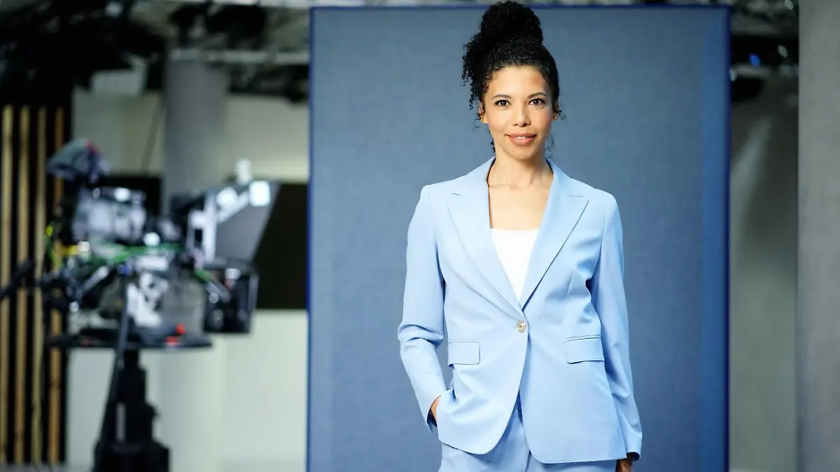 Die ukrainische TV-Journalistin Karolina Ashion (46) präsentiert montags bis freitags auf den Online-Portalen RTL.news und ntv.de sowie auf YouTube eine jeweils zehnminütige Ausgaben des "Ukrainie Update", in dem sie über Themen rund um den Ukraine-Konflikt sowie den Alltag der Geflüchteten in Deutschland informiert. Die tägliche News-Sendung wird auf Ukrainisch gesendet.
+++ Die Verwendung des sendungsbezogenen Materials ist nur mit dem Hinweis und Verlinkung auf RTL+ gestattet. +++