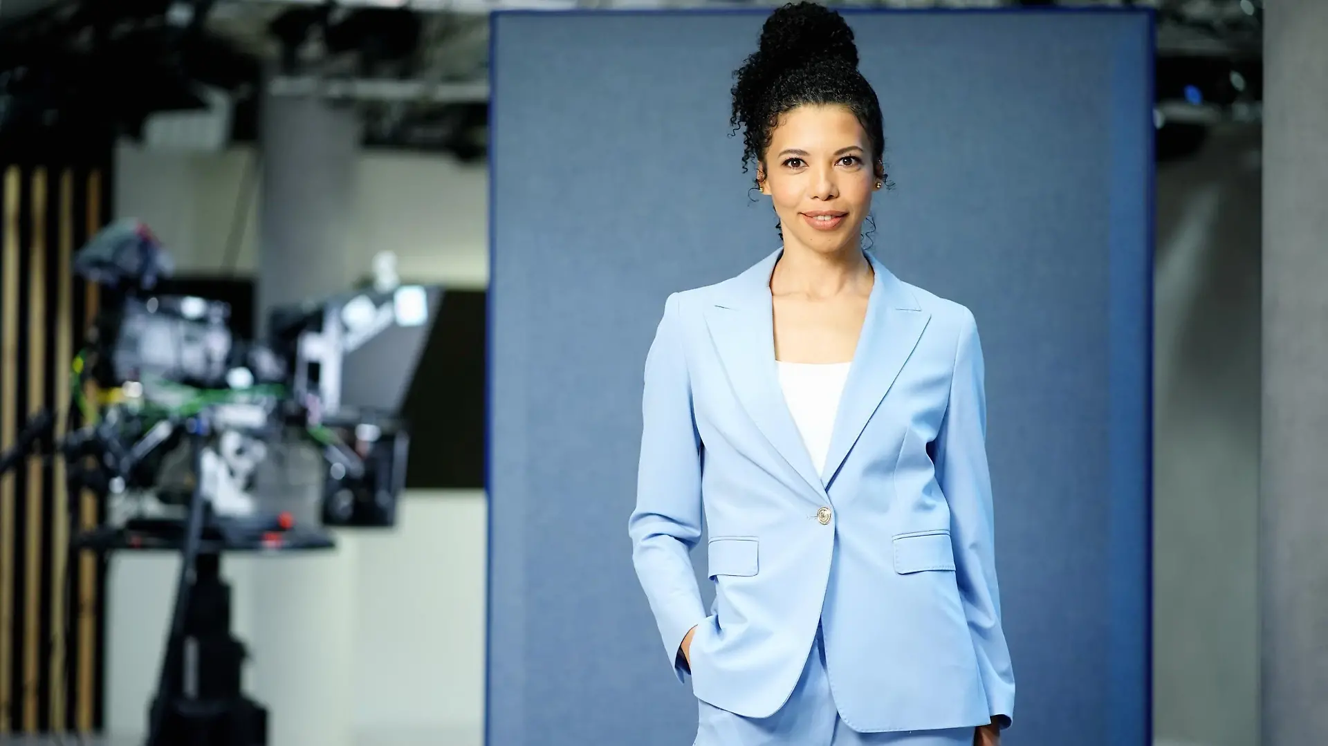 Die ukrainische TV-Journalistin Karolina Ashion (46) präsentiert montags bis freitags auf den Online-Portalen RTL.news und ntv.de sowie auf YouTube eine jeweils zehnminütige Ausgaben des "Ukrainie Update", in dem sie über Themen rund um den Ukraine-Konflikt sowie den Alltag der Geflüchteten in Deutschland informiert. Die tägliche News-Sendung wird auf Ukrainisch gesendet.
+++ Die Verwendung des sendungsbezogenen Materials ist nur mit dem Hinweis und Verlinkung auf RTL+ gestattet. +++