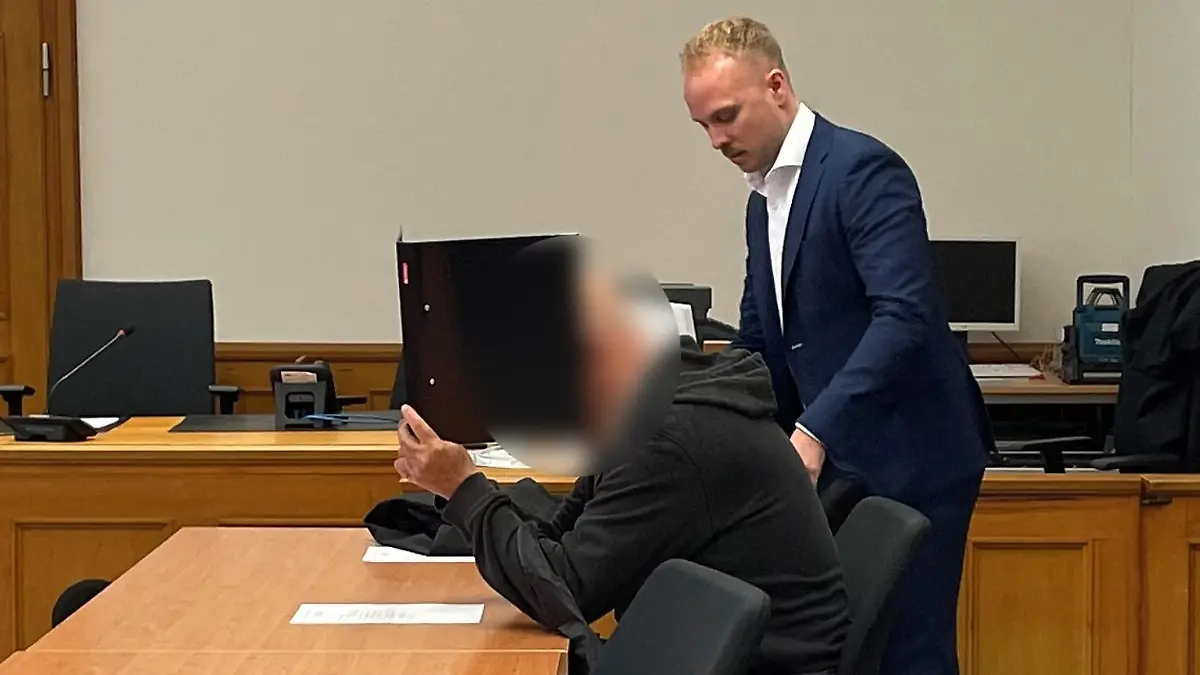 Der angeklagte Rainer L., neben ihm Rechtsanwalt Jonas Meese.