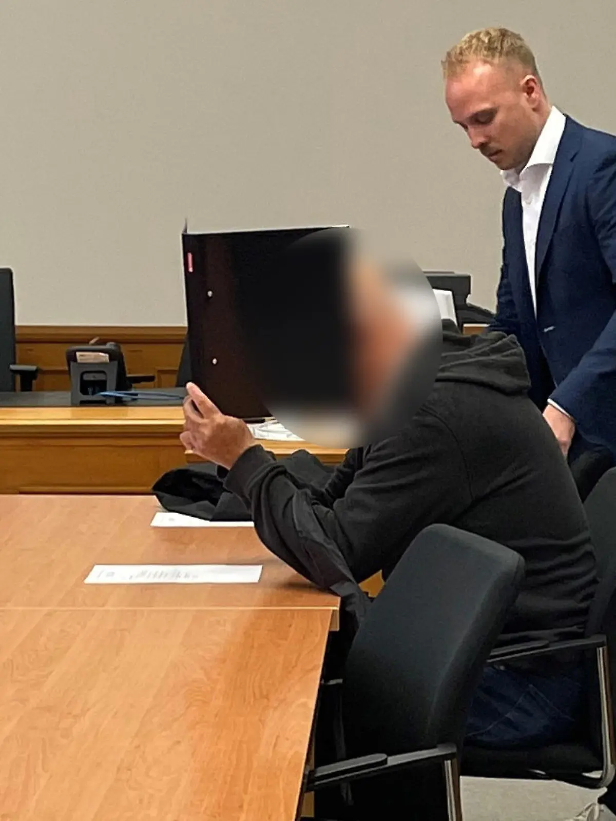 Der angeklagte Rainer L., neben ihm Rechtsanwalt Jonas Meese.