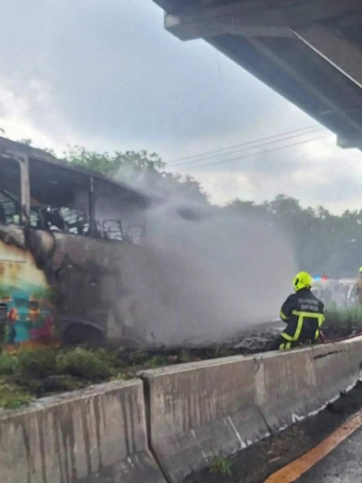 Die ausgebrannten Reste des Busses stehen an einer Straße. Mindestens 25 Menschen starben bei dem Brand.