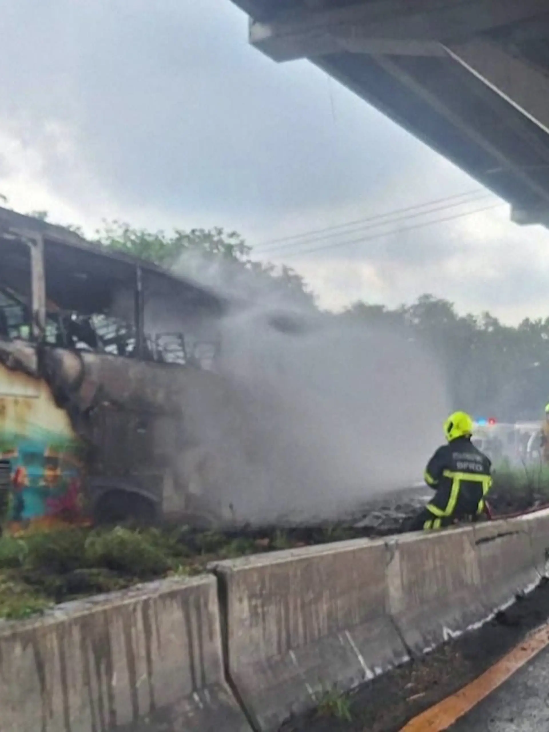 Die ausgebrannten Reste des Busses stehen an einer Straße. Mindestens 25 Menschen starben bei dem Brand.