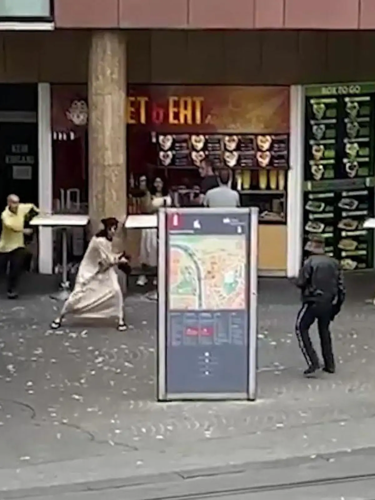 Applaus für diesen Mann im gelben Shirt gab's am Freitag in Würzburg. Als die Polizei versucht, sich einem offenbar geistig verwirrten Mann mit Messer zu nähern - kommt der couragierte Mann aus dem Imbiss und hilft den Beamten, ihn zu überwältigen. Der Festgenommene ist jetzt im Krankenhaus, die Hintergründe sind noch unklar.