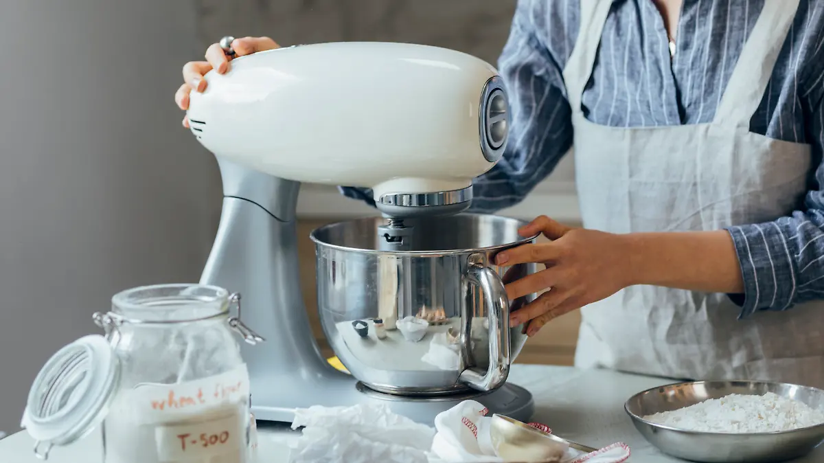 Frau backt mit einer Küchenmaschine.