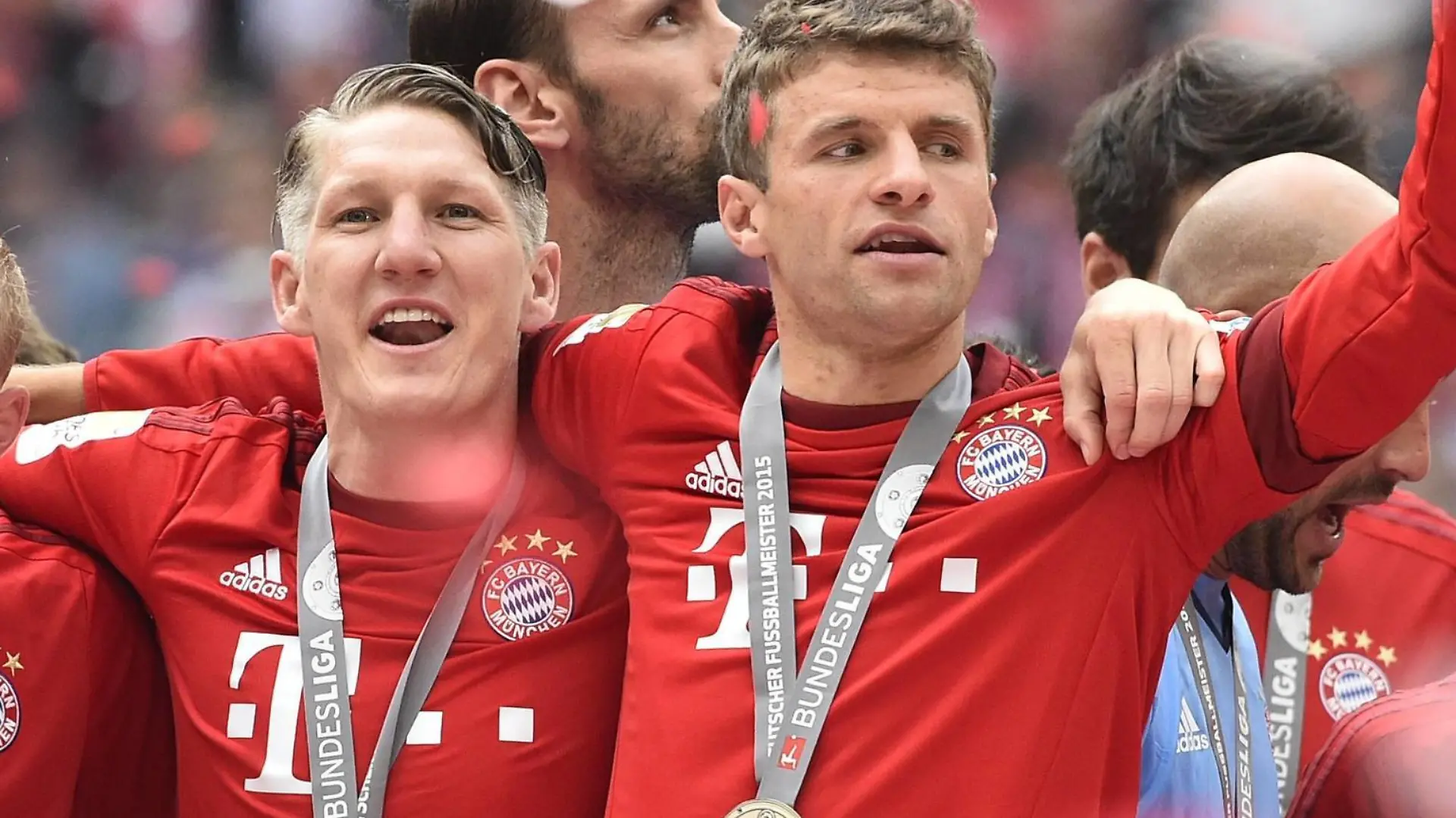 v.li.: Robert Lewandowski FC Bayern München Sebastian Rode FC Bayern München Bastian Schweinsteiger FC Bayern München Thomas Müller FC Bayern München Meisterfeier FC Bayern München FCB Der FC Bayern ist 25. Deutscher Meister 2013/2014 FC Bayern München FCB gegen FSV Mainz 05 FC Bayerm in neuen Trikots der Saison 2015 2016 Fußball Bundesliga Herren GER 1. BL Spieltag 34 34. Spieltag Saison 2014 2015 München Allianz-Arena 23.05.2015 FC Bayern München FCB gegen FSV Mainz 05