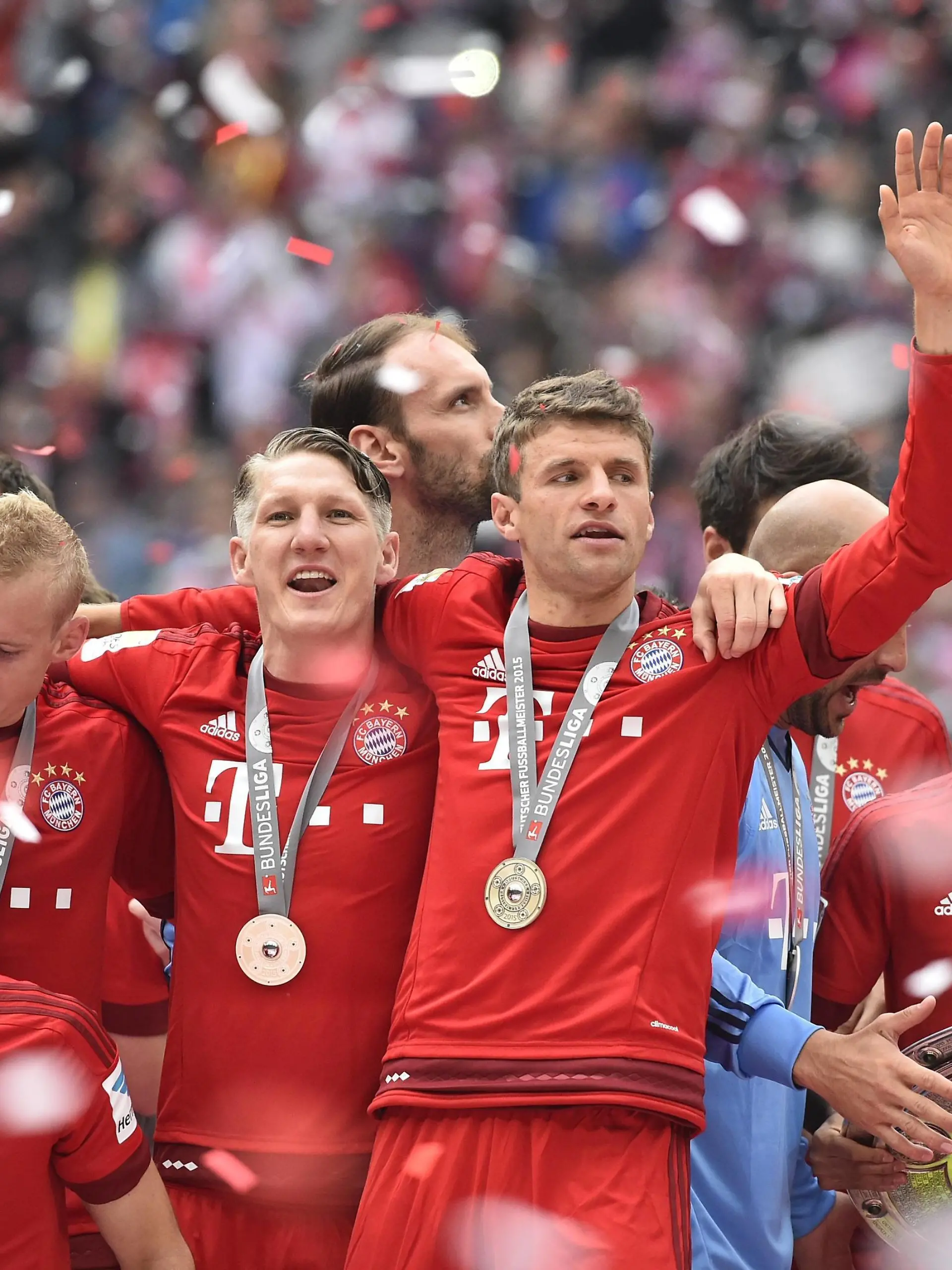  v.li.: Robert Lewandowski FC Bayern München Sebastian Rode FC Bayern München Bastian Schweinsteiger FC Bayern München Thomas Müller FC Bayern München Meisterfeier FC Bayern München FCB Der FC Bayern ist 25. Deutscher Meister 2013/2014 FC Bayern München FCB gegen FSV Mainz 05 FC Bayerm in neuen Trikots der Saison 2015 2016 Fußball Bundesliga Herren GER 1. BL Spieltag 34 34. Spieltag Saison 2014 2015 München Allianz-Arena 23.05.2015 FC Bayern München FCB gegen FSV Mainz 05
