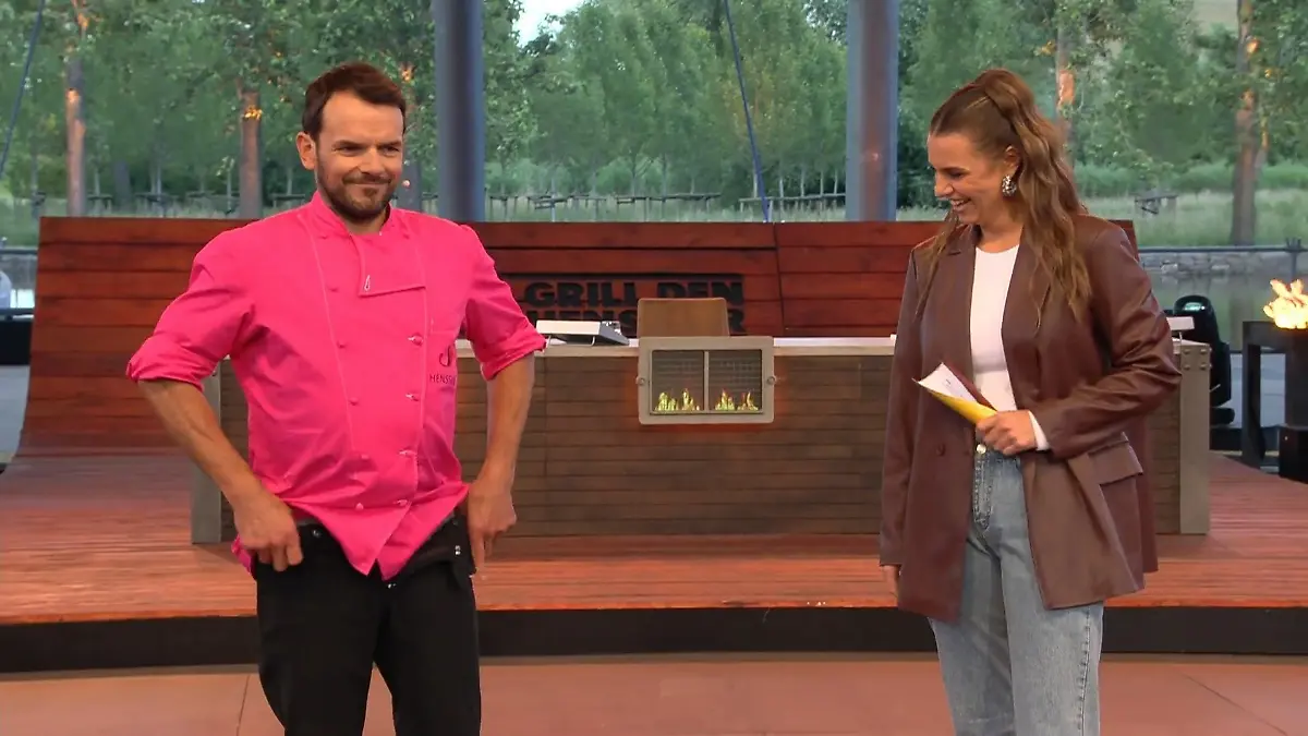 Steffen zeigt, was er drunter hat Zack, ist die Hose weg