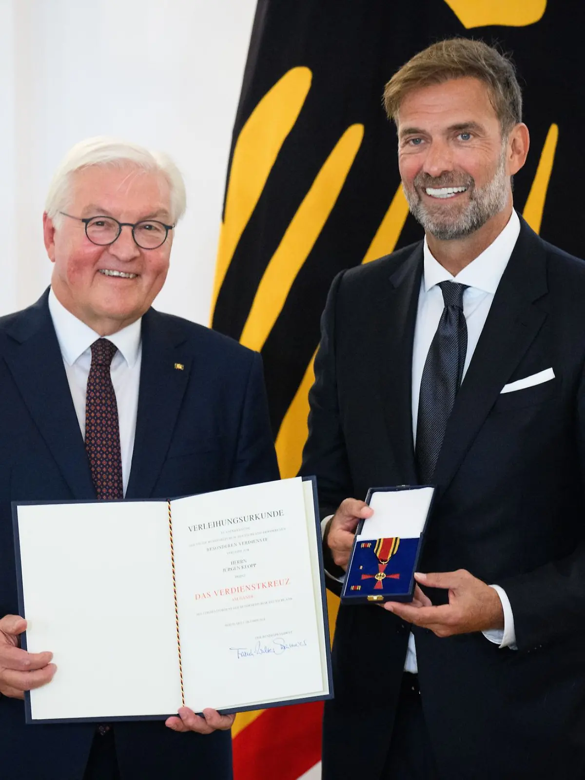 Bild zu: "Jürgen Klopp bei Verleihung des Bundesverdienstordens tief berührt"