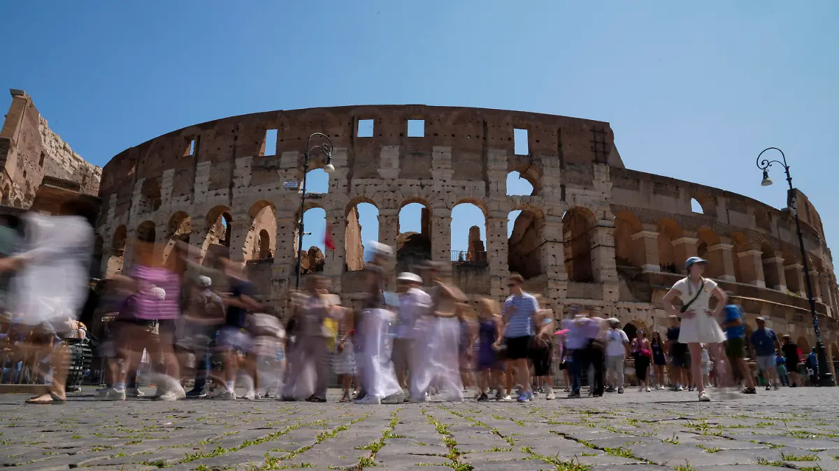 27.06.2023, Italien, Rom: Besucher gehen am Kolosseum in Rom vorbei. Foto: Andrew Medichini/AP +++ dpa-Bildfunk +++