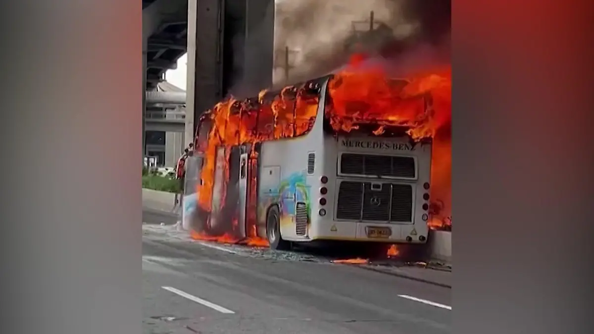 Schulbus fängt Feuer - meer zoals 20 Tote! Tragödie met Ausflug