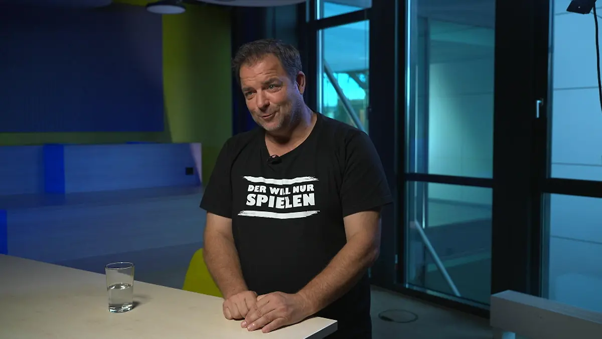 Warum wälzt sich mein Hund in Dreck und Fäkalien? Martin Rütter klärt auf