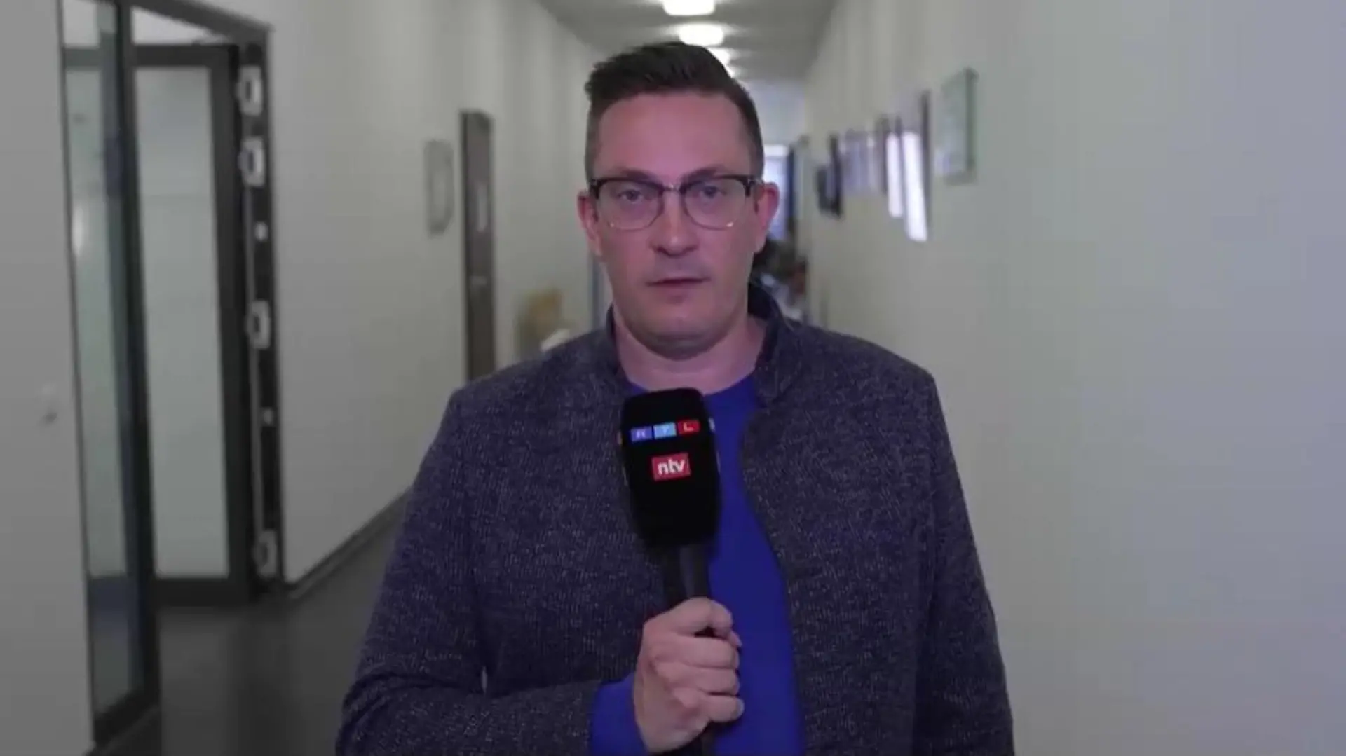 RTL-Reporter Frank Vacik im Landgericht Gera