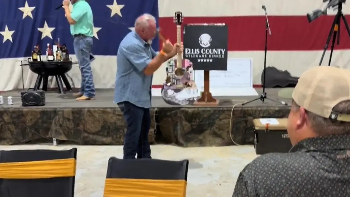 Mann heeft een geweldige Taylor-Swift-gitaar met Hammer Swifties, en is grimmig!