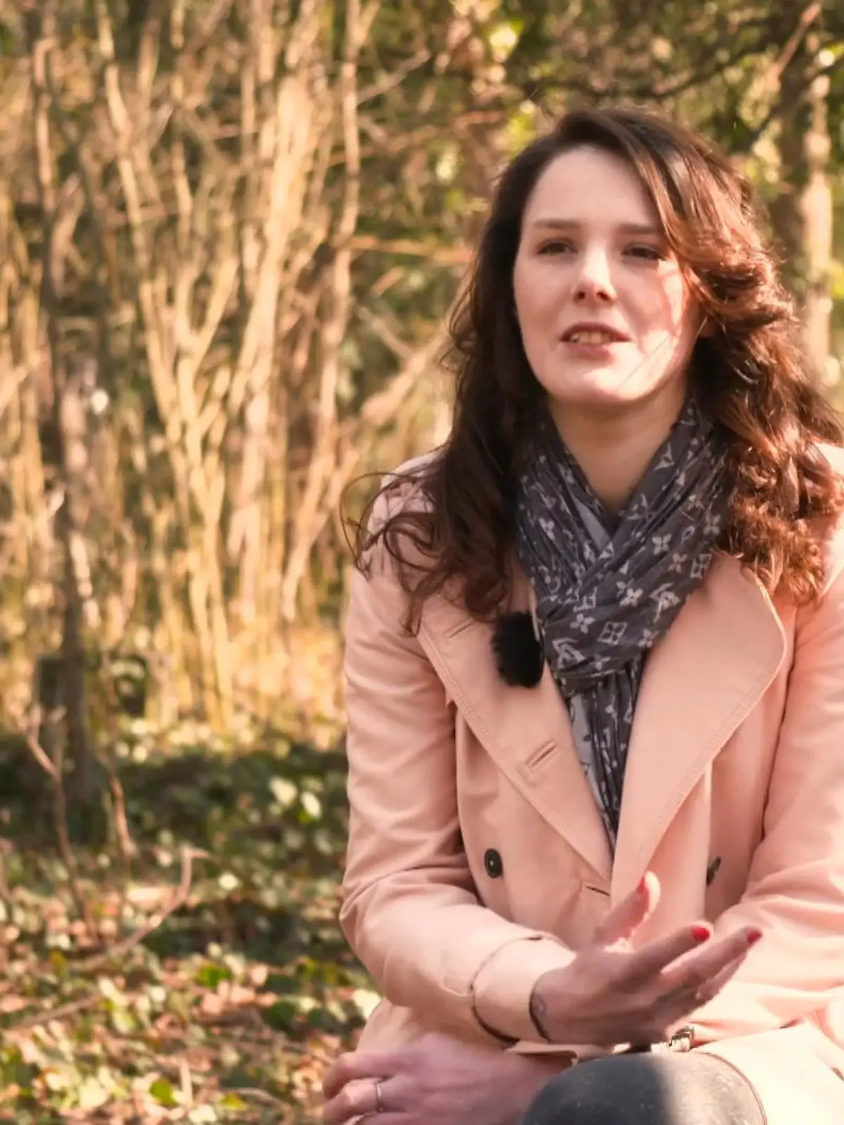 Elly Bischoff (23) schildert, wie sich das Prämenstruelle Syndrom (PMS) für sie anfühlt. Sie gehört zu etwa 25 Prozent der Frauen im gebärfähigen Altern, die unter PMS leiden und sowohl körperliche als auch psychische Beschwerden haben.
