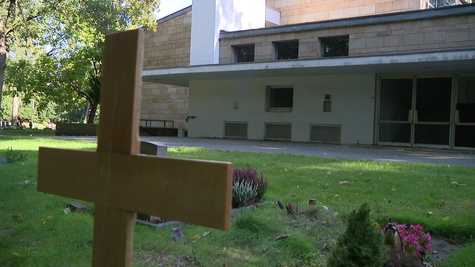 Auf dem Bremer Waller Friedhof wird Imer D. (40) brutal mit einem Messer und Elektroschocker getötet. Zwei Wochen nach der Tat fehlt vom Mörder jede Spur. Jetzt sucht die Polizei nach Hinweisen.