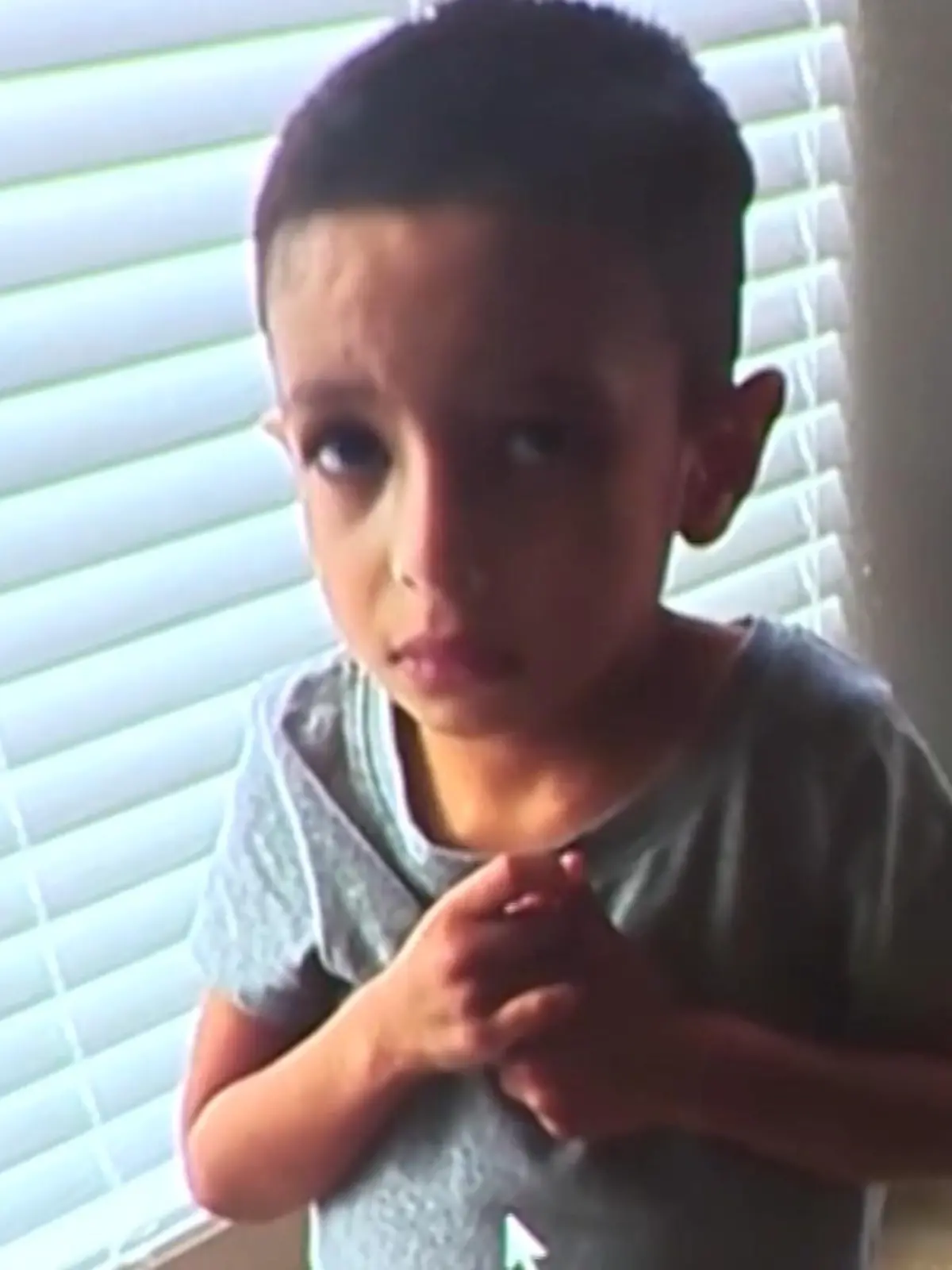 Im neuen Verfahren gegen Brandon Cervera kommen schockierende Details ans Licht: Videos dokumentieren, wie sein vierjähriger Sohn um Hilfe bettelt und unter Missbrauch leidet. Ein Kinderarzt bezeugt, dass Benjamin vor seinem Tod hungerte. 