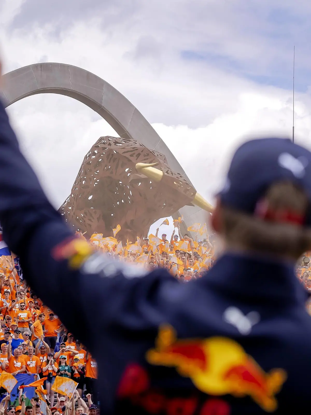  SPIELBERG - Max Verstappen 1 with his fans during the drivers parade ahead of the Austrian Grand Prix at the Red Bull Ring on July 10, 2022 in Spielberg, Austria. ANP SEM VAN DER WAL F1 Grand Prix of Austria 2022 xVIxANPxSportx/xxANPxIVx *** SPIELBERG Max Verstappen 1 with his fans during the drivers parade ahead of the Austrian Grand Prix at the Red Bull Ring on July 10, 2022 in Spielberg, Austria ANP SEM VAN DER WAL F1 Grand Prix of Austria 2022 xVIxANPxSportx xxANPxIVx 451588249 originalFilename: 451588249.jpg