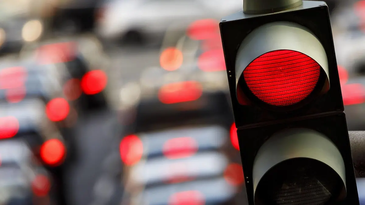 Eine rote Ampel auf der Tunisstraße. Köln, 09.04.2018 *** A red traffic light on the Tunisstraße Cologne 09 04 2018 Foto:xC.xHardtx/xFuturexImage  