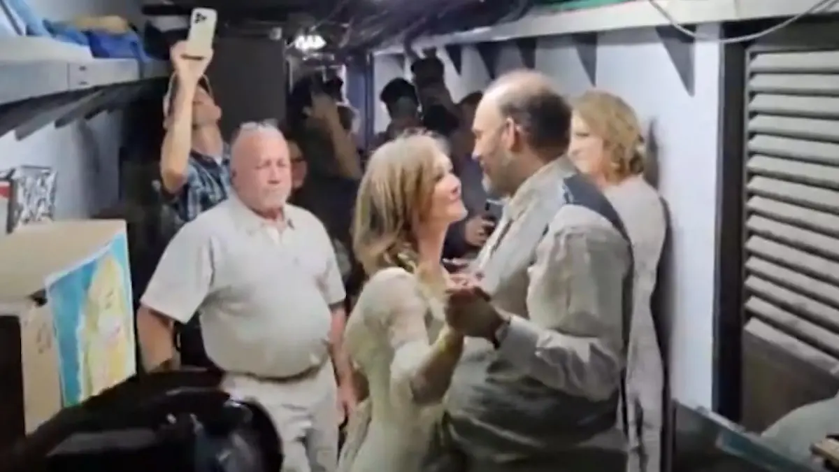 Ik hou van alles! Brautpaar tanzt in Bunker Während Raketen-Angriff auf Israel
