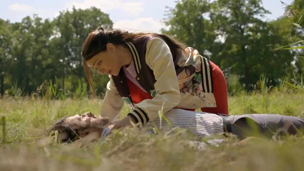 Emily und Tobias kommen sich notgedrungen näher