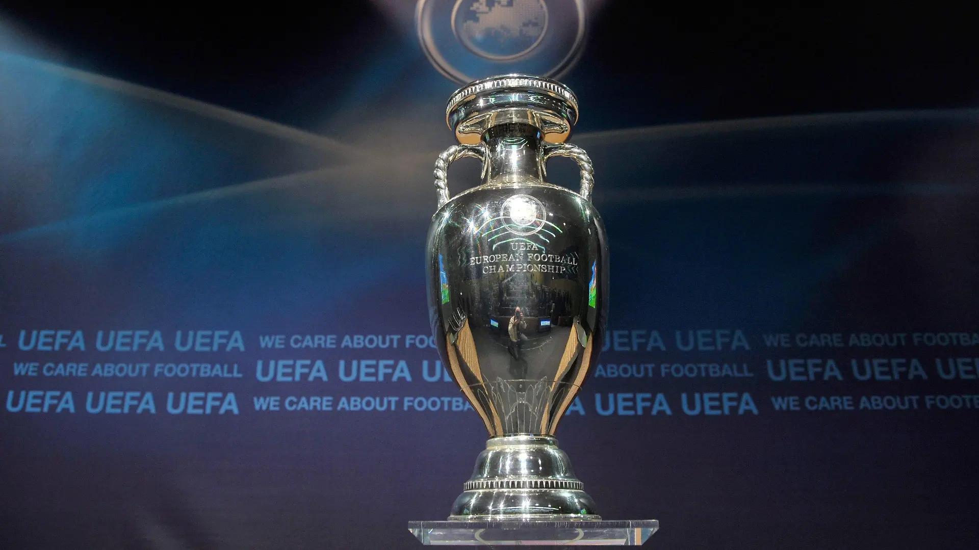 FILE - The European Football Championship trophy is shown during a ceremony to give the bid handover to host the Euro 2016 European Soccer Championship at the UEFA headquarters in Nyon, Switzerland, 15 February 2010. EPA/DOMINIC FAVRE (zu dpa-Meldung: «DFB-Diplomatie bei EM-Vergabe: Lieber 2024 komplett als Finale 2020» vom 18.09.2014) +++(c) dpa - Bildfunk+++