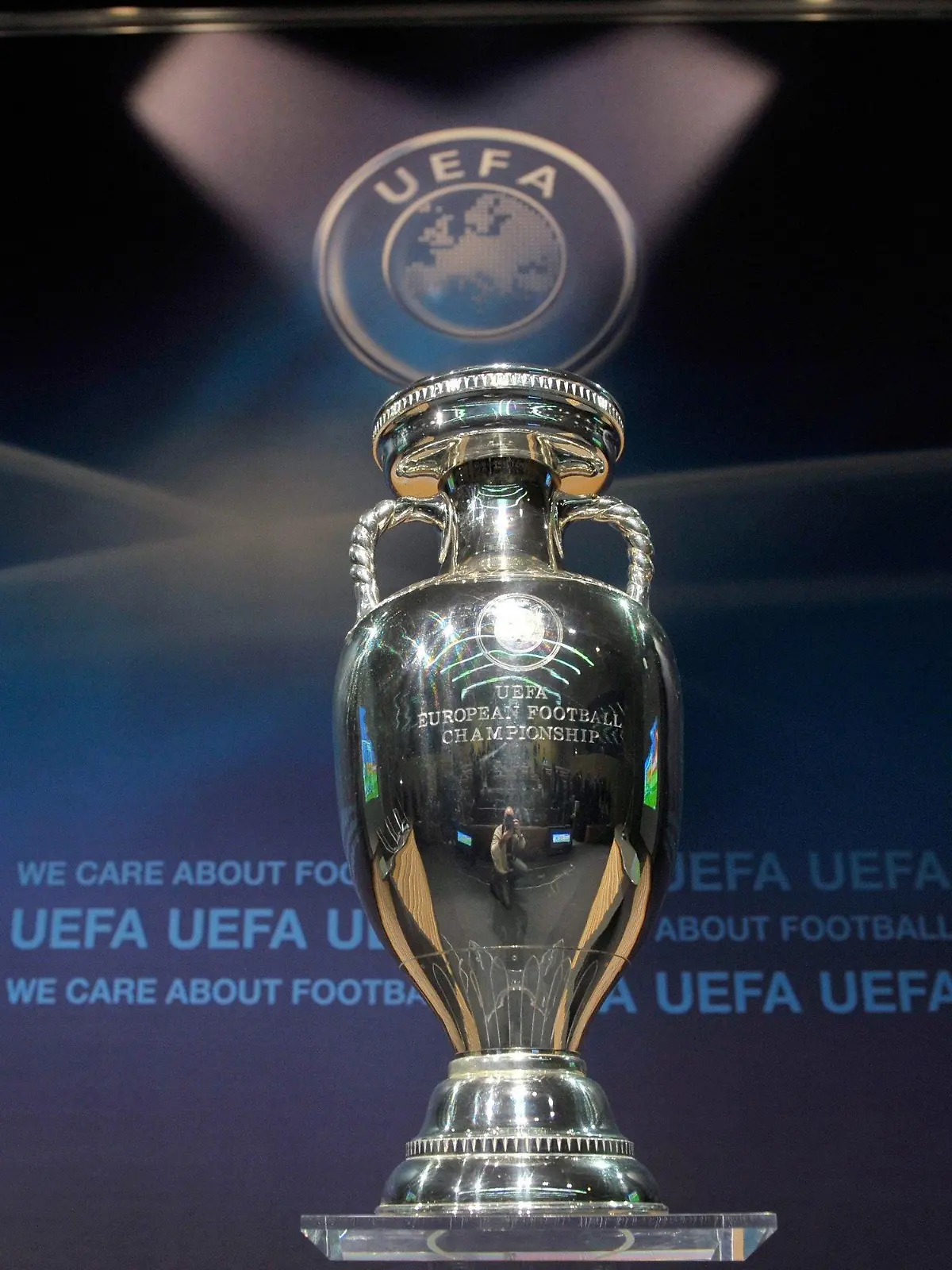 FILE - The European Football Championship trophy is shown during a ceremony to give the bid handover to host the Euro 2016 European Soccer Championship at the UEFA headquarters in Nyon, Switzerland, 15 February 2010. EPA/DOMINIC FAVRE (zu dpa-Meldung: «DFB-Diplomatie bei EM-Vergabe: Lieber 2024 komplett als Finale 2020» vom 18.09.2014) +++(c) dpa - Bildfunk+++