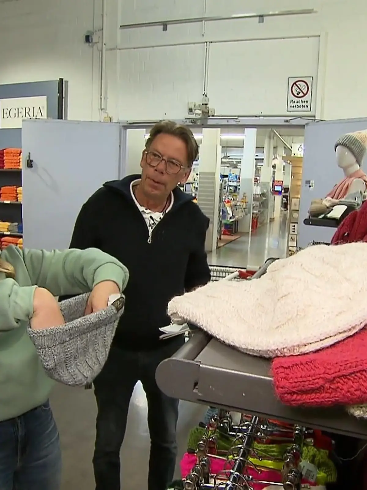 Bild zu: "Deborah möchte aus Klamotten Deko machen"