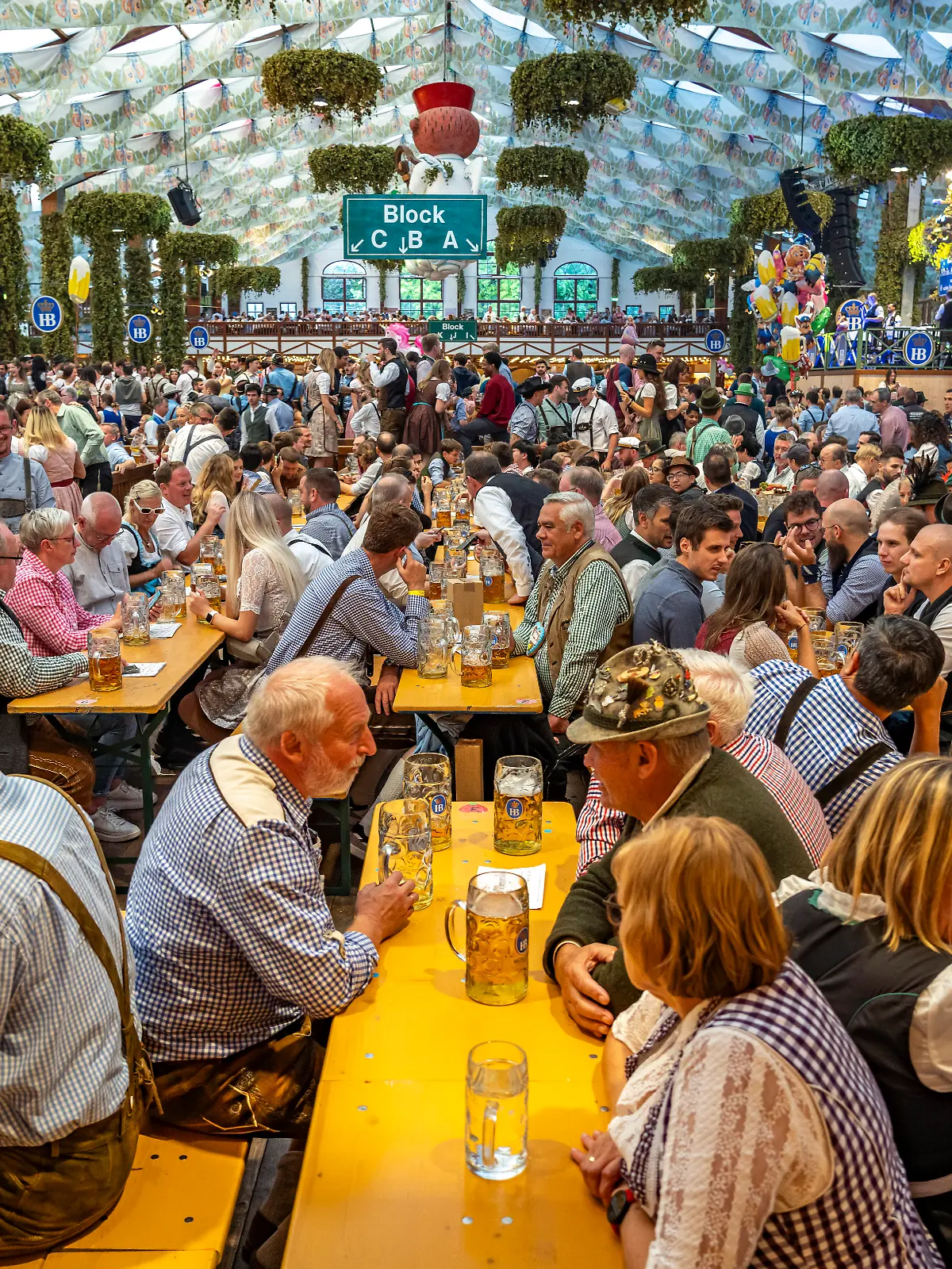 Bild zu: "Igitt! Oktoberfestbesucher wird durch Spülmaschine geschoben"
