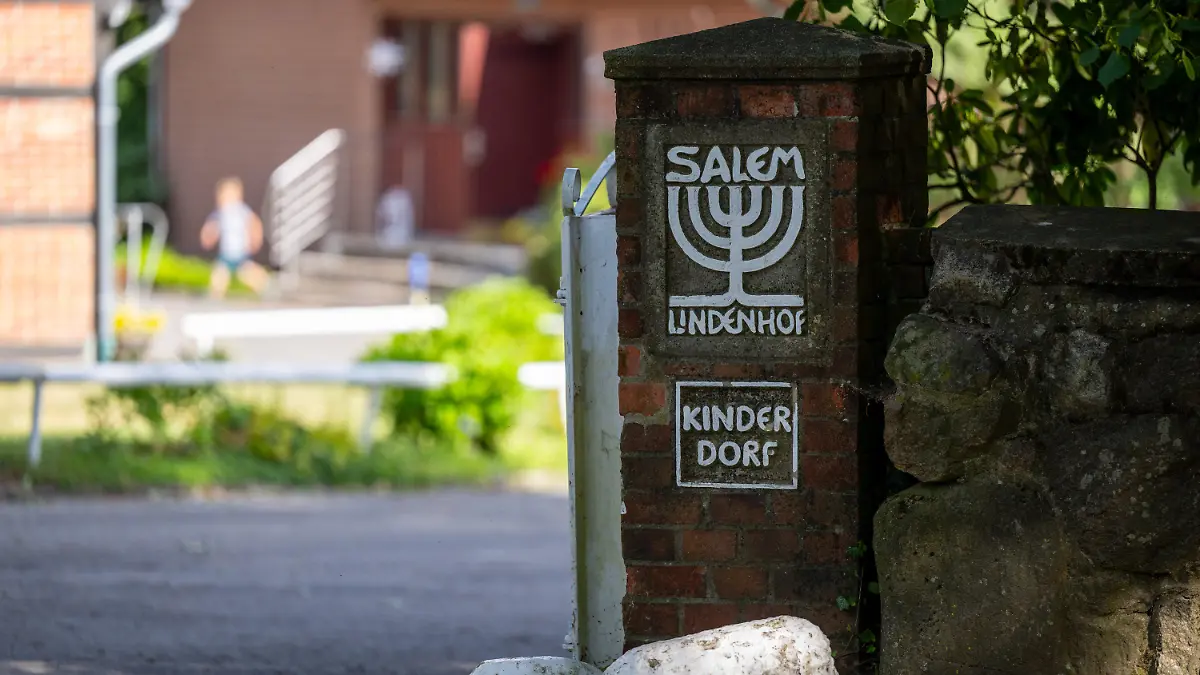PRODUKTION - 28.06.2023, Niedersachsen, Kovahl: ·Kinderdorf· steht an der Einfahrt zum Kinder- und Jugenddorf SALEM. Nach Bekanntwerden des Missbrauchs von Schutzbefohlenen in dem Kinderdorf beginnt vor der großen Jugendkammer des Landgerichts Lüneburg am 30. Juni der Prozess gegen einen 63-jährigen Erzieher. Foto: Philipp Schulze/dpa +++ dpa-Bildfunk +++