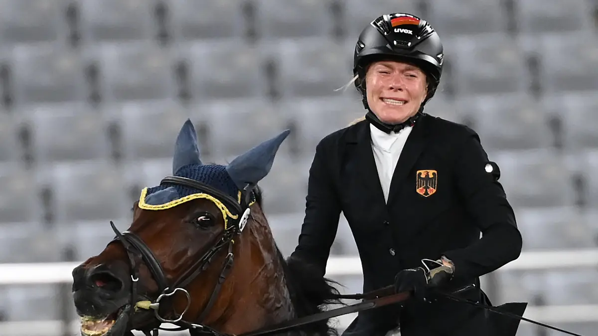 ARCHIV - 06.08.2021, Japan, Tokio: Die deutsche Reiterin Annika Schleu nach ihrer Disqualifikation im Modernen Fünfkampf bei den Olympischen Spielen 2020 in Tokio. Ihr Pferd verweigerte mehrmals den Sprung und verlor die Möglichkeit, um eine Medaille zu kämpfen. (zu dpa «Ermittlungen erhöhen Druck auf Modernen Fünfkampf») Foto: Marijan Murat/dpa +++ dpa-Bildfunk +++