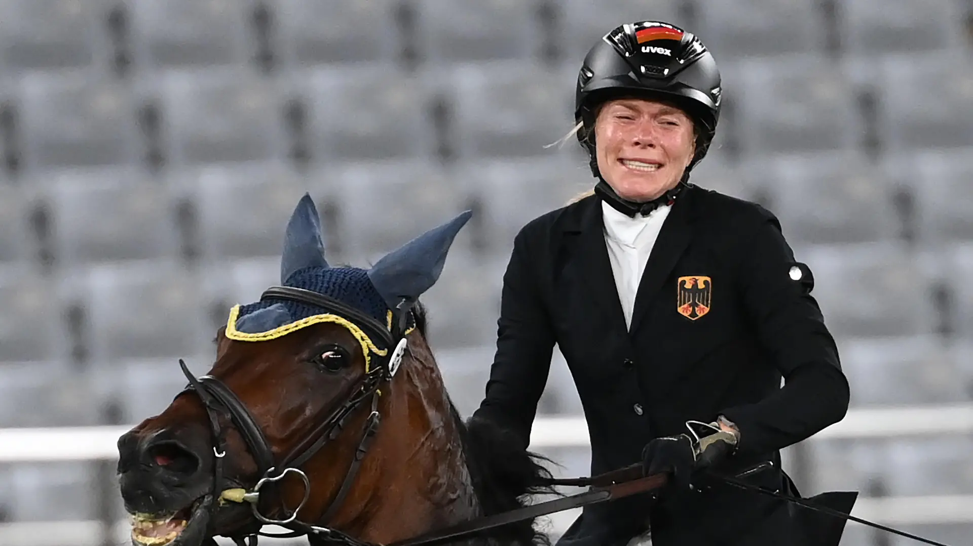 ARCHIV - 06.08.2021, Japan, Tokio: Die deutsche Reiterin Annika Schleu nach ihrer Disqualifikation im Modernen Fünfkampf bei den Olympischen Spielen 2020 in Tokio. Ihr Pferd verweigerte mehrmals den Sprung und verlor die Möglichkeit, um eine Medaille zu kämpfen. (zu dpa «Ermittlungen erhöhen Druck auf Modernen Fünfkampf») Foto: Marijan Murat/dpa +++ dpa-Bildfunk +++