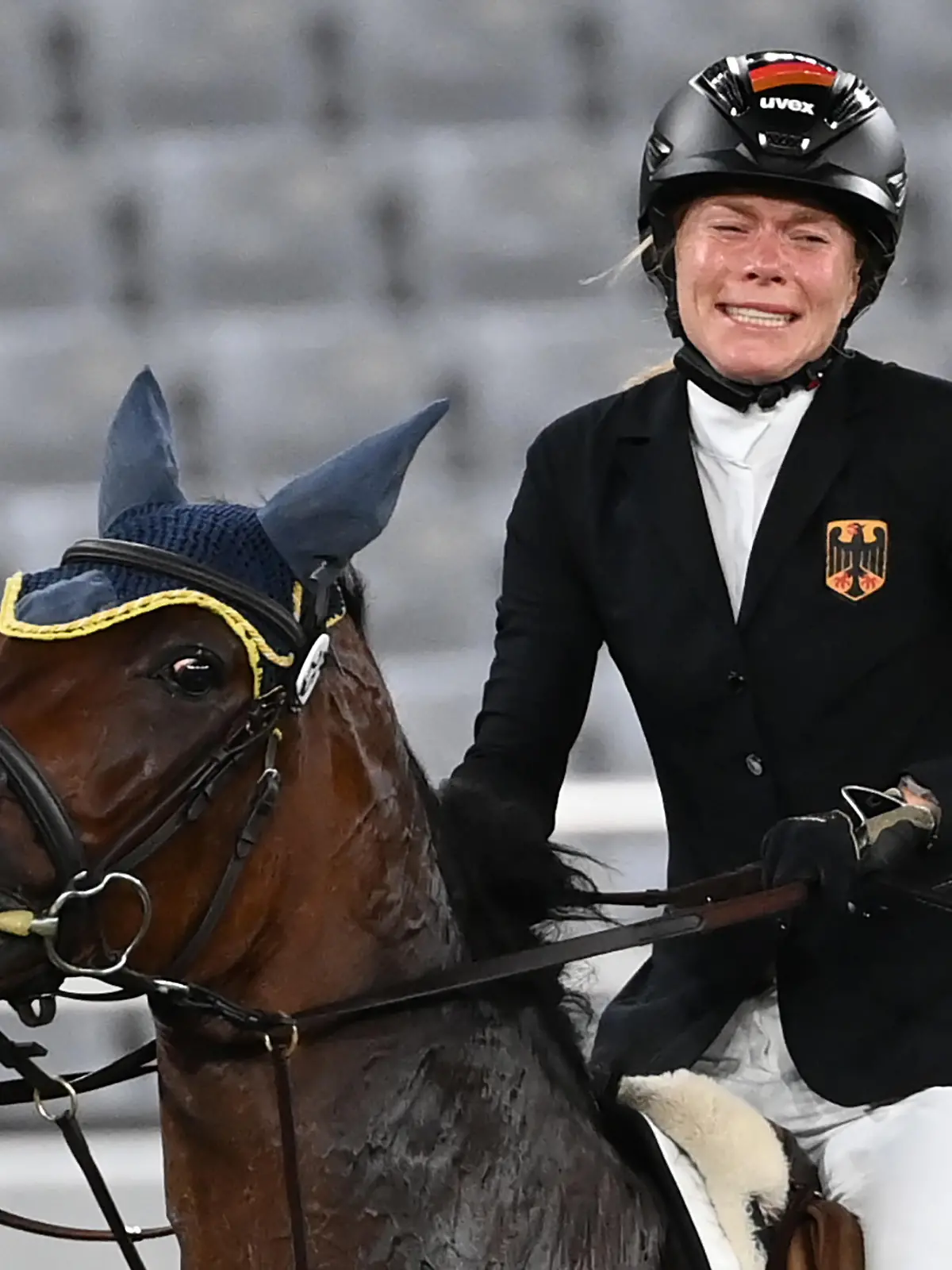 ARCHIV - 06.08.2021, Japan, Tokio: Die deutsche Reiterin Annika Schleu nach ihrer Disqualifikation im Modernen Fünfkampf bei den Olympischen Spielen 2020 in Tokio. Ihr Pferd verweigerte mehrmals den Sprung und verlor die Möglichkeit, um eine Medaille zu kämpfen. (zu dpa «Ermittlungen erhöhen Druck auf Modernen Fünfkampf») Foto: Marijan Murat/dpa +++ dpa-Bildfunk +++
