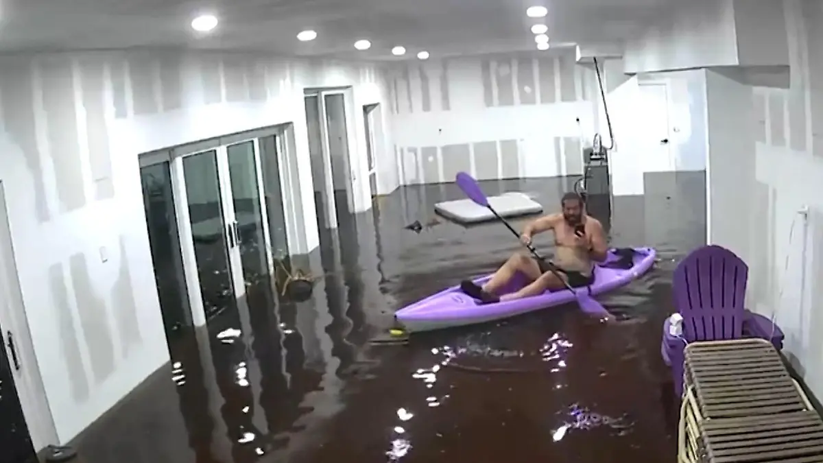 Mann peddelt met zijn eigen huis Er is een superorkaan Helene